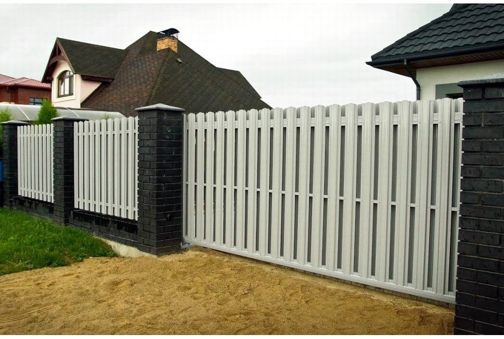 Как сделать забор из металлического евроштакетника: подробное руководство