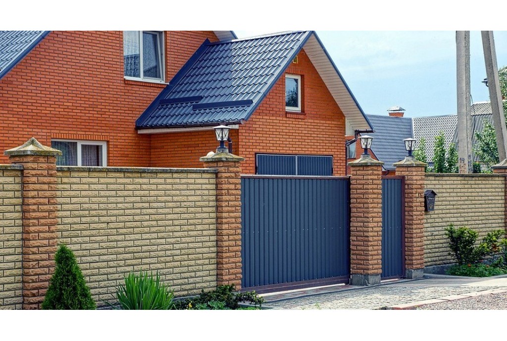 Как сделать забор из кирпича