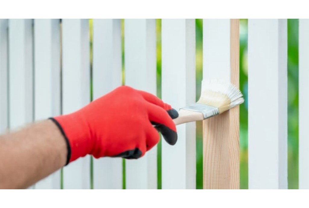 Чем и как правильно красить забор