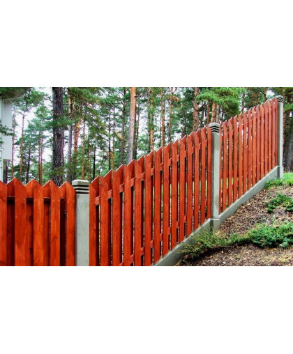 Особенности строительства забора на неровных участках с уклоном