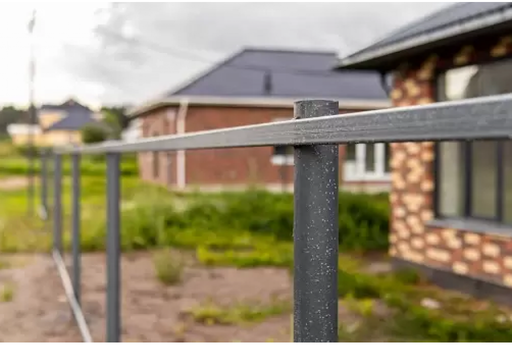 Установка забора на глинистой почве