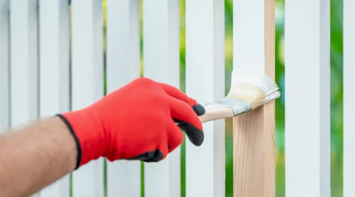 Чем и как правильно красить забор
